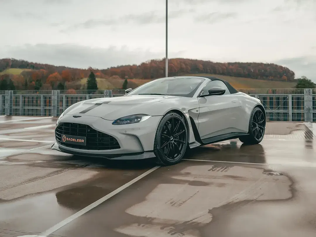 Aston Martin Vantage - Thumbnail 3