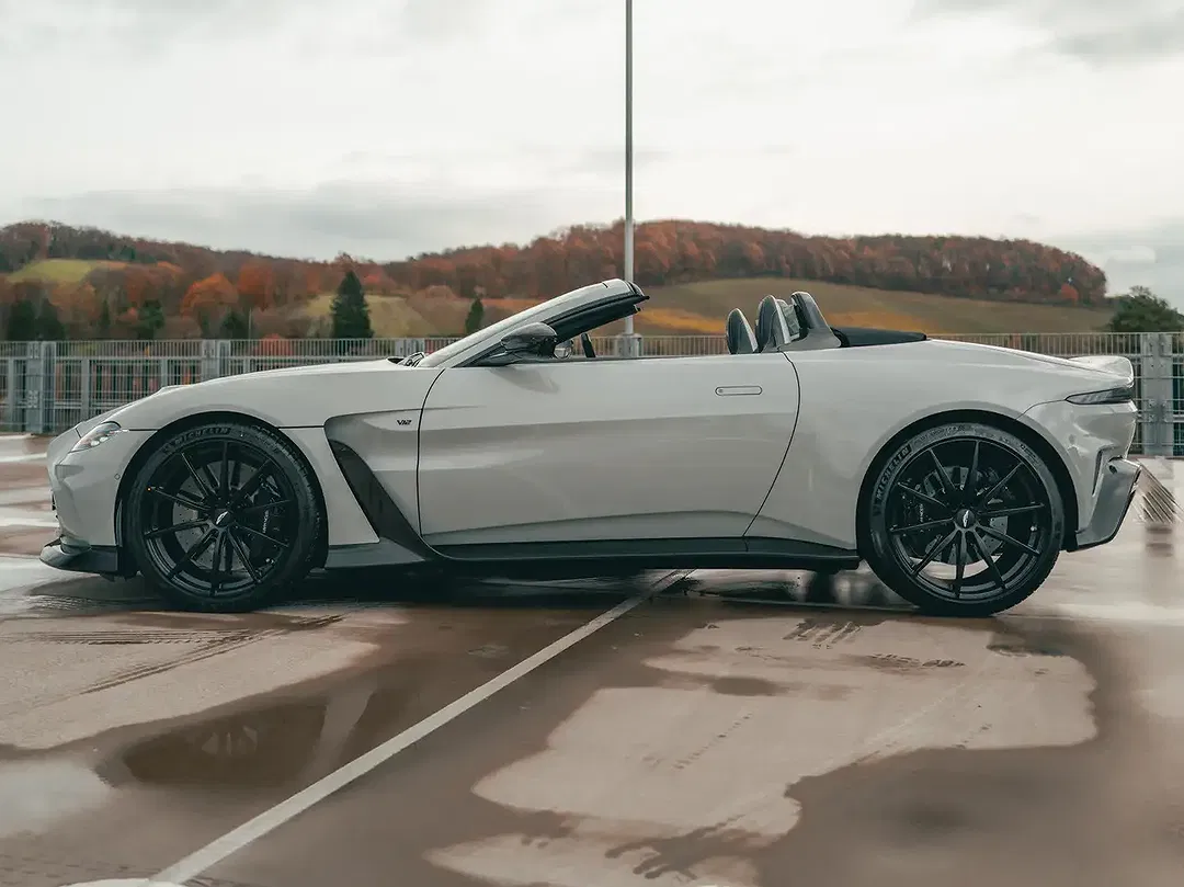 Aston Martin Vantage - Thumbnail 4