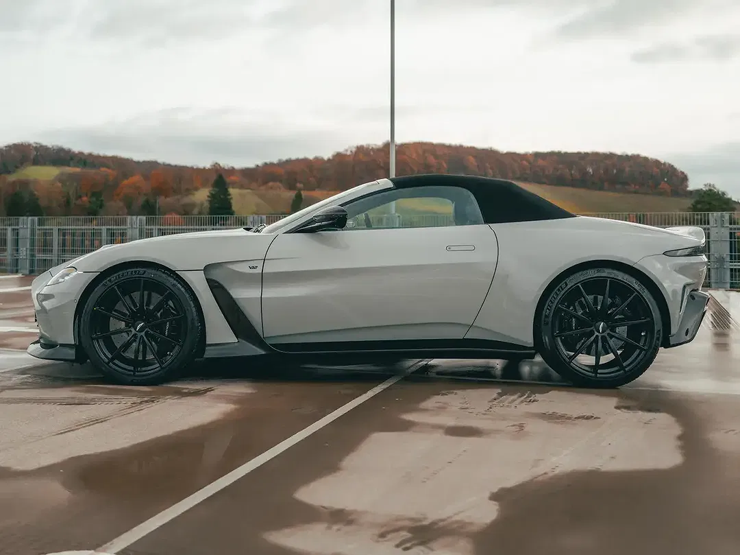 Aston Martin Vantage - Thumbnail 5