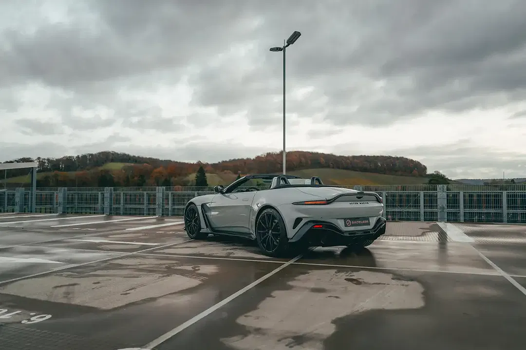 Aston Martin Vantage - Thumbnail 6