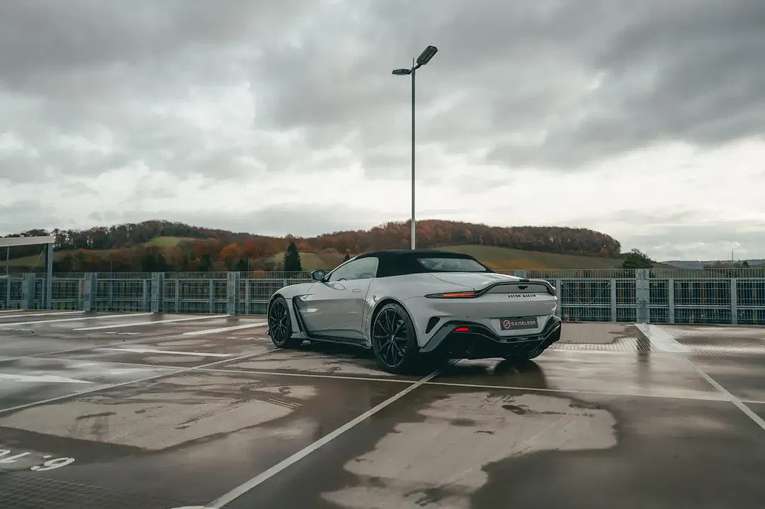Aston Martin Vantage - Thumbnail 7