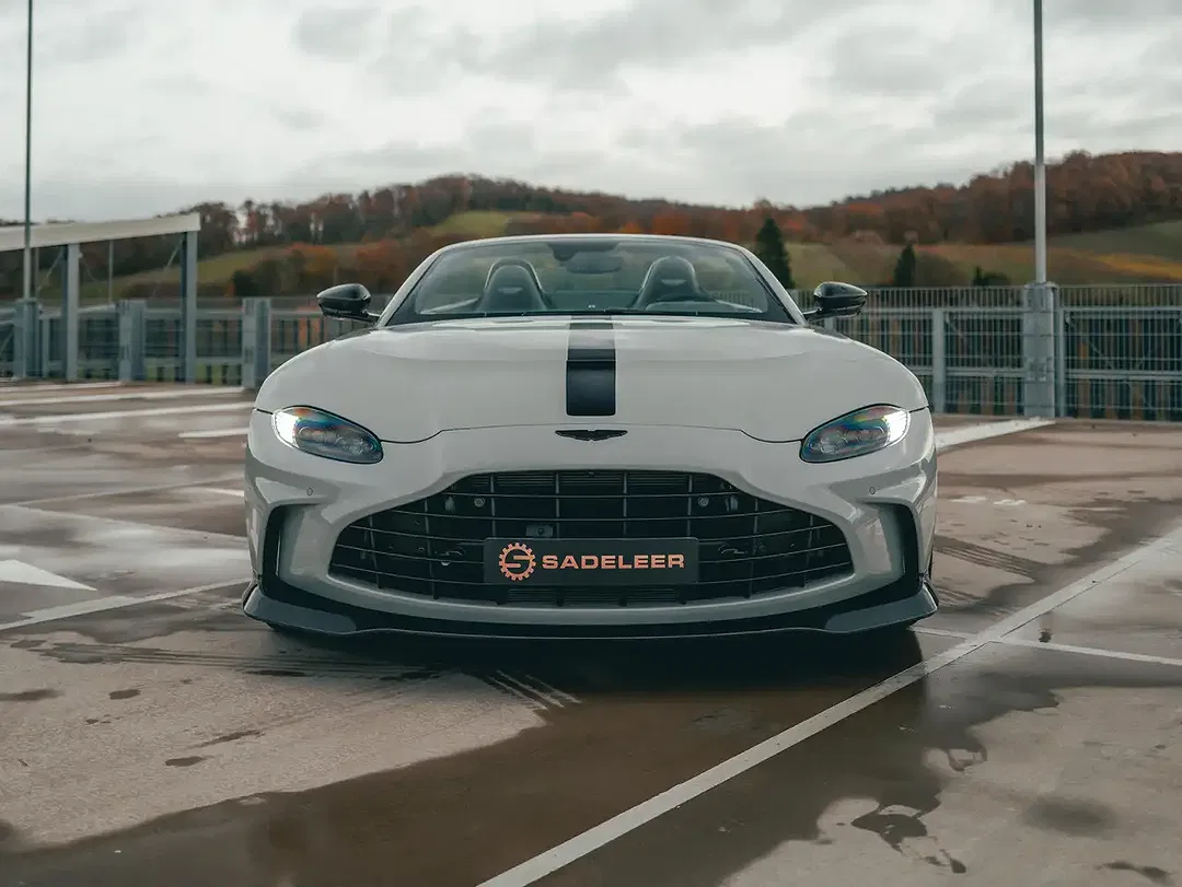 Aston Martin Vantage - Thumbnail 8