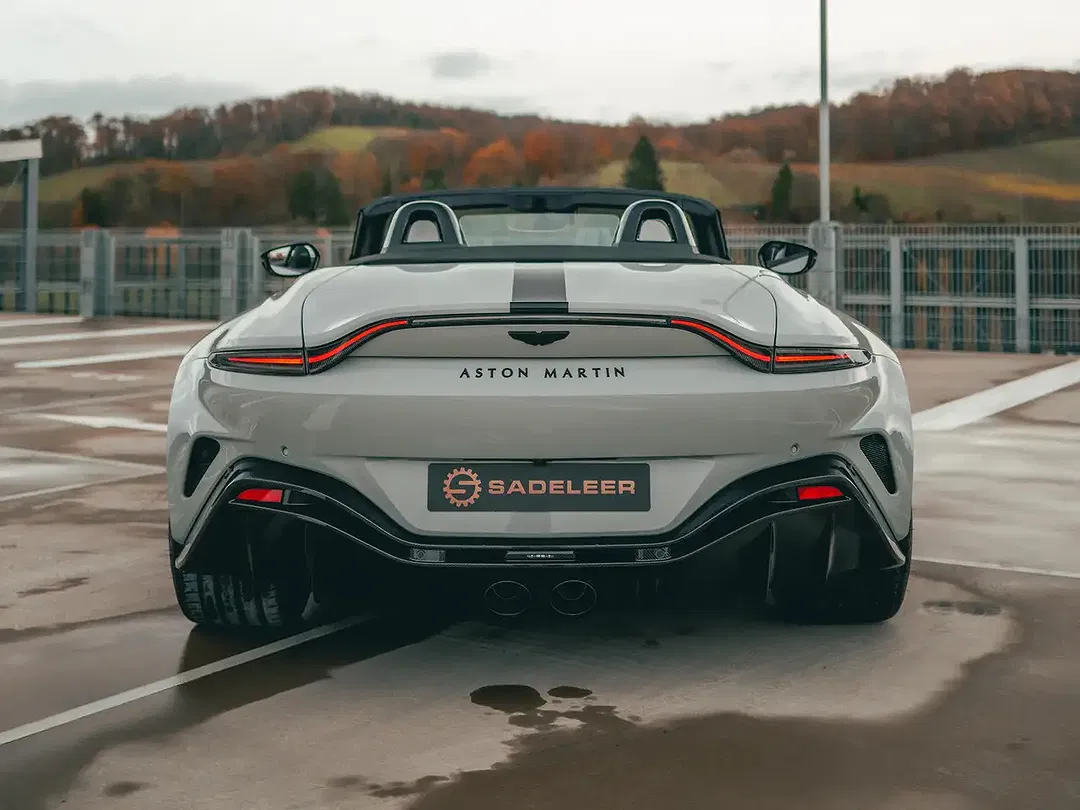 Aston Martin Vantage - Thumbnail 9