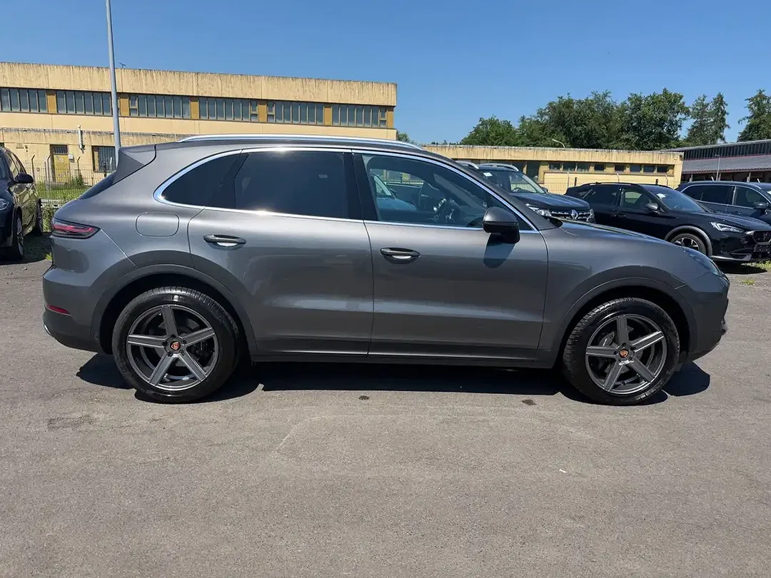 Porsche Cayenne - Thumbnail 4
