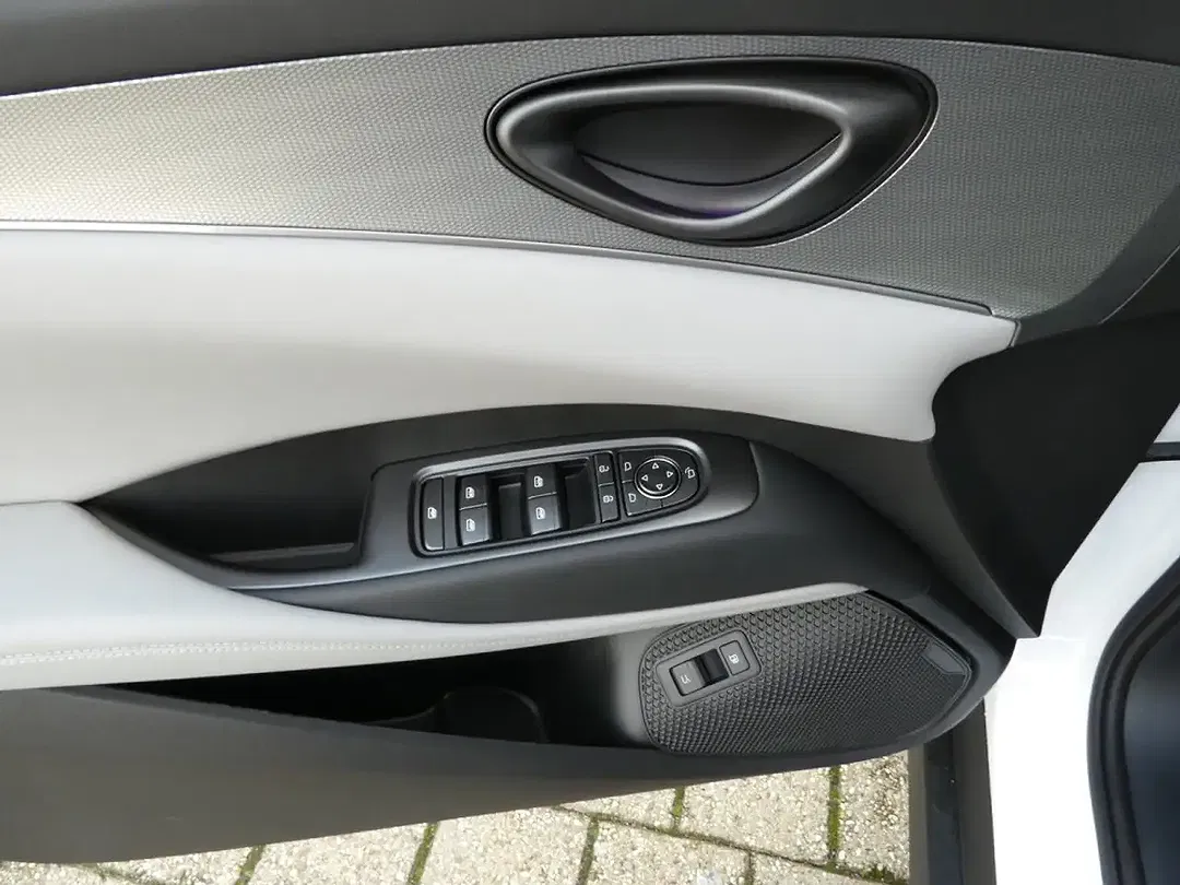 BYD Seal 6 - Thumbnail 9