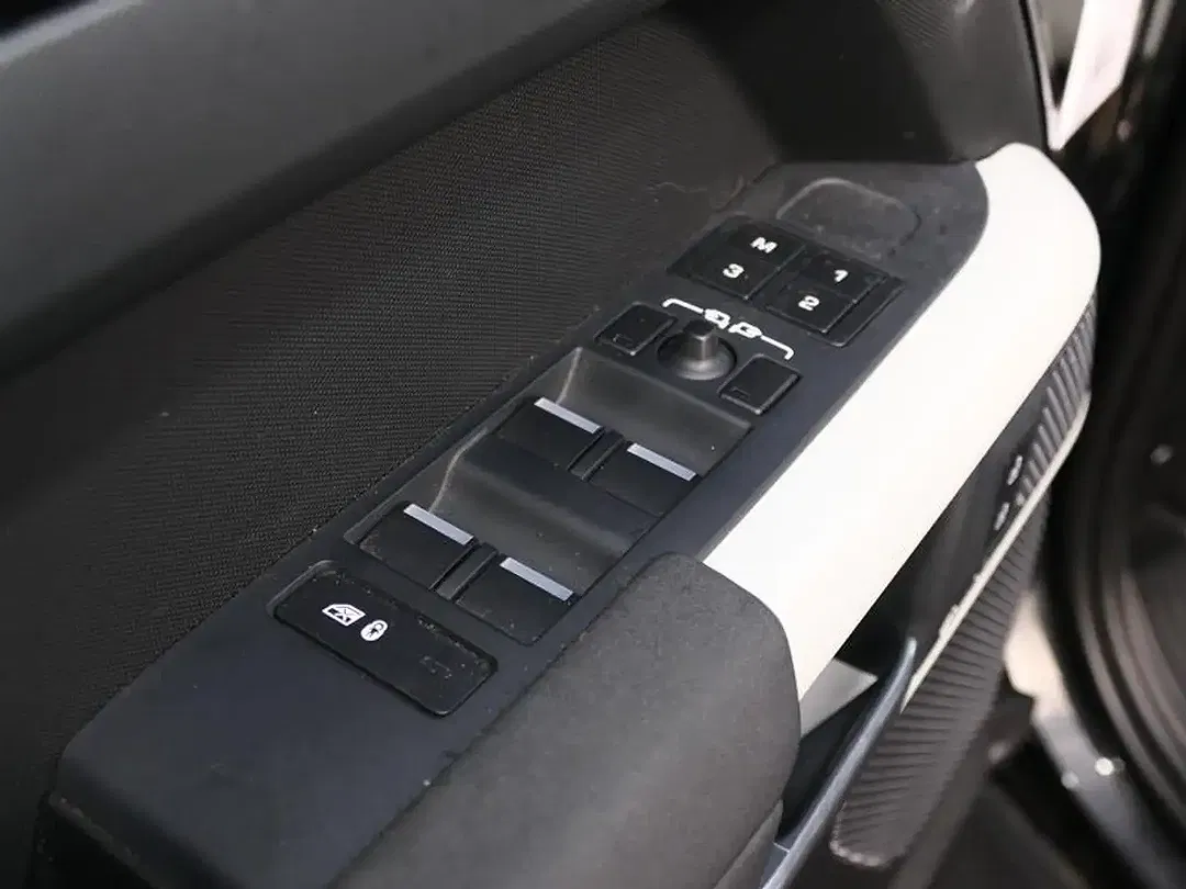 Land Rover Defender - Thumbnail 15