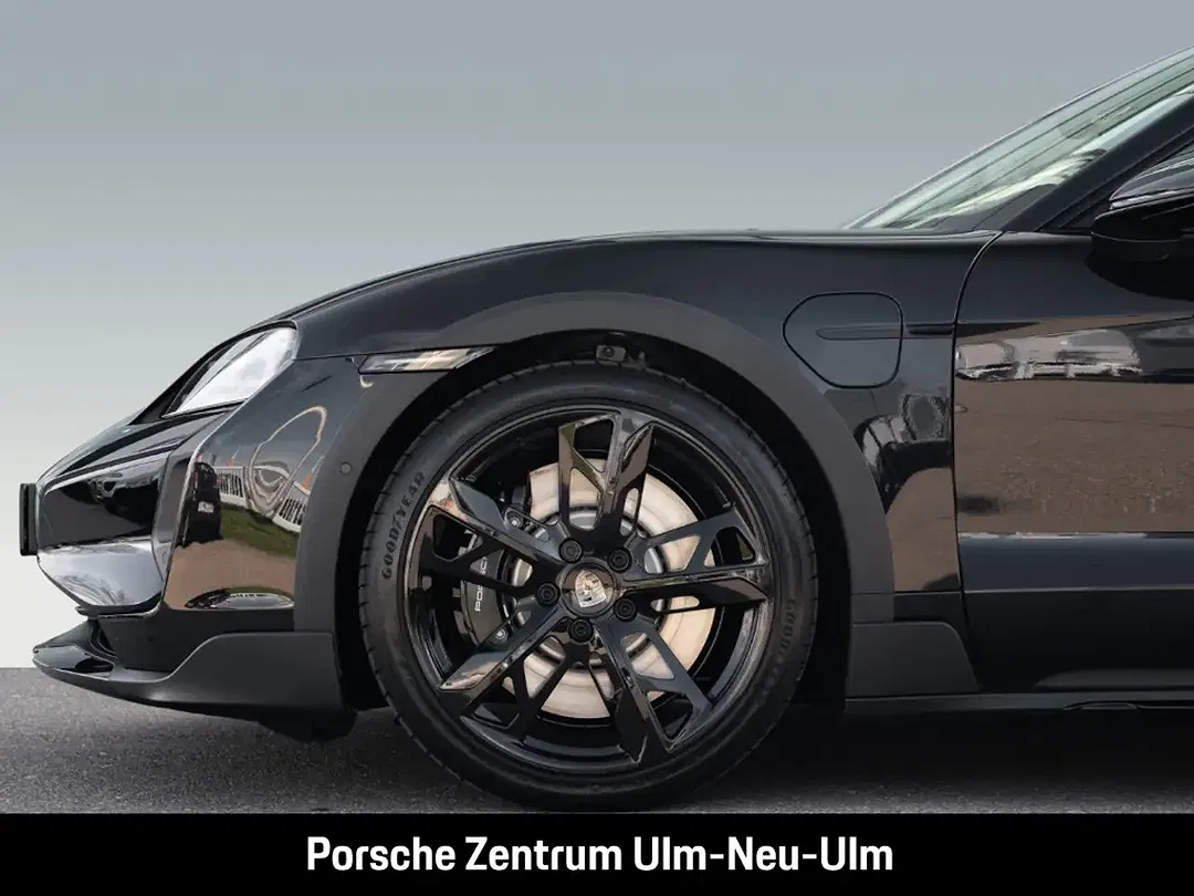 Porsche Taycan - Thumbnail 11