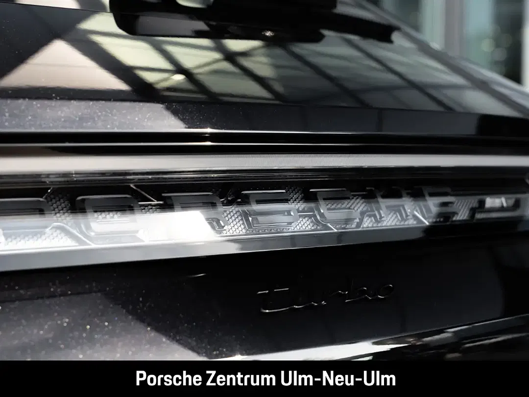 Porsche Taycan - Thumbnail 12
