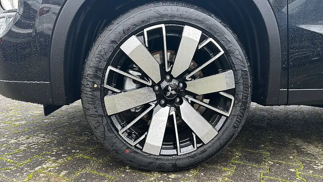 Mitsubishi Outlander - Thumbnail 3