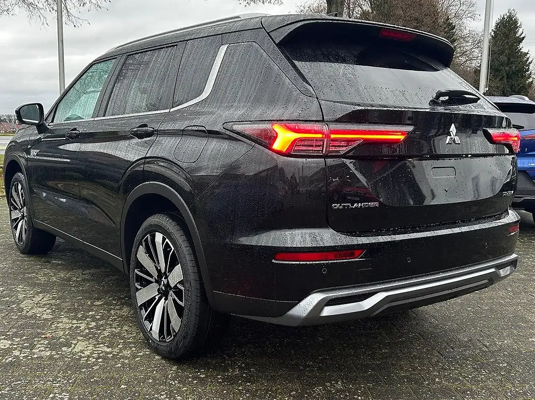 Mitsubishi Outlander - Thumbnail 5