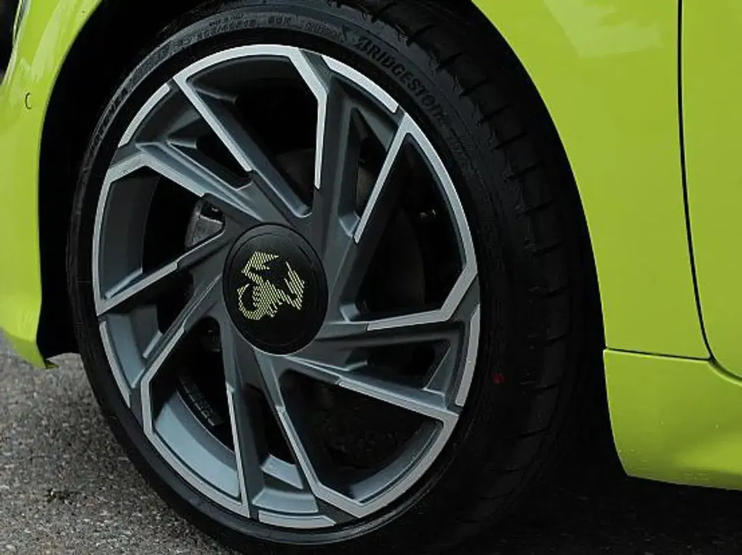 Abarth 500e - Thumbnail 10