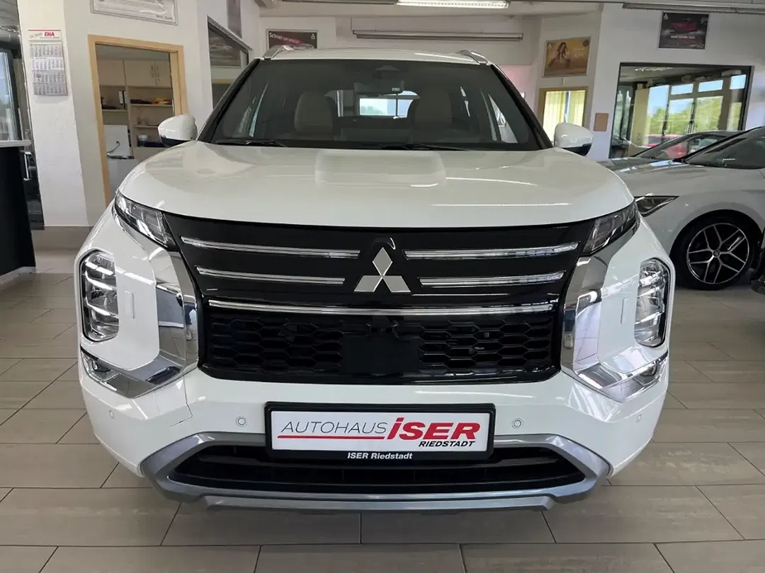 Mitsubishi Outlander - Thumbnail 2