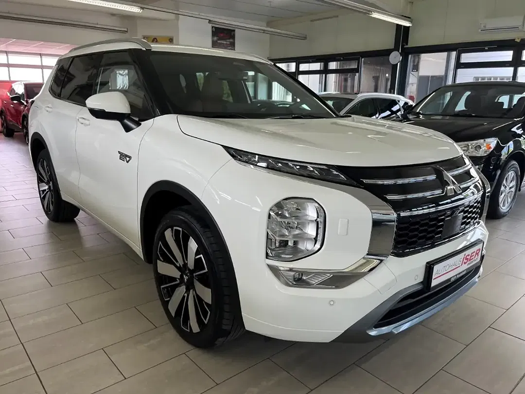 Mitsubishi Outlander - Thumbnail 3