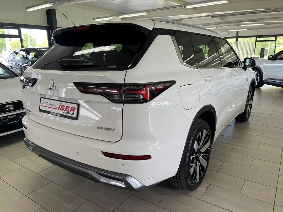 Mitsubishi Outlander - Thumbnail 4