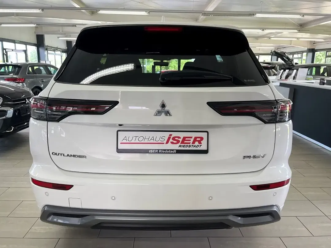 Mitsubishi Outlander - Thumbnail 5