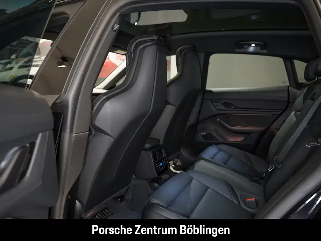 Porsche Taycan - Thumbnail 7