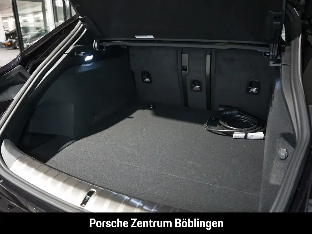 Porsche Taycan - Thumbnail 9