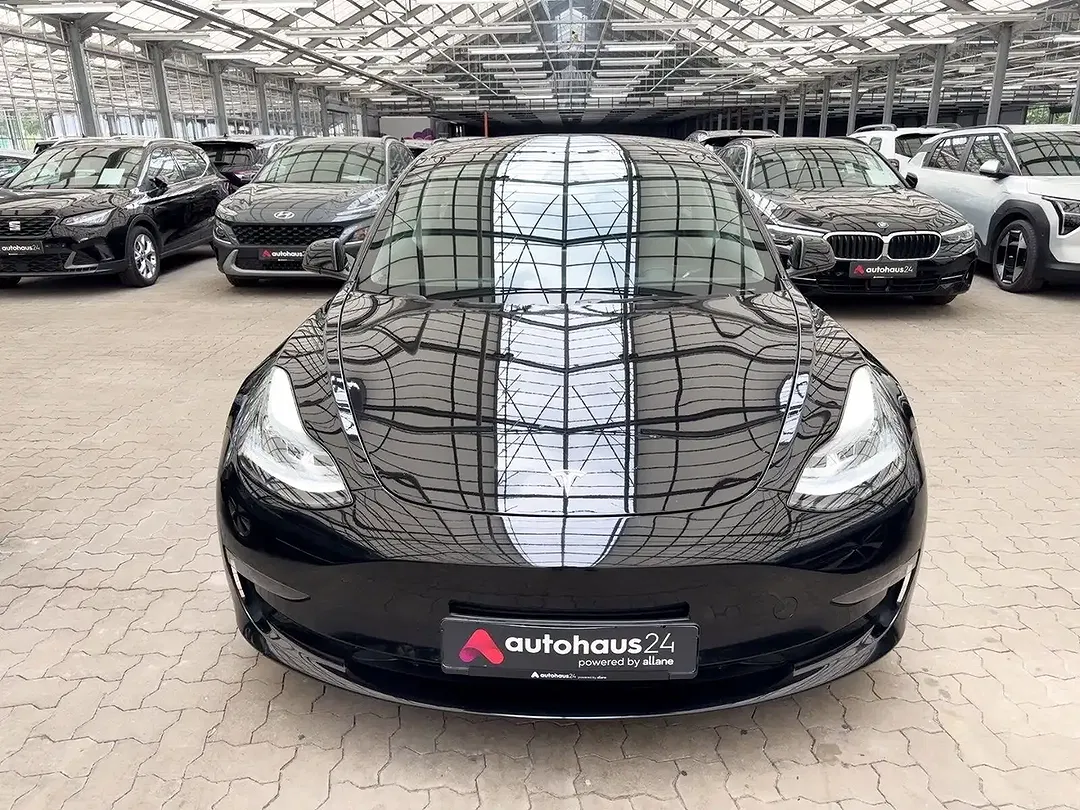 Tesla Model 3 - Thumbnail 2