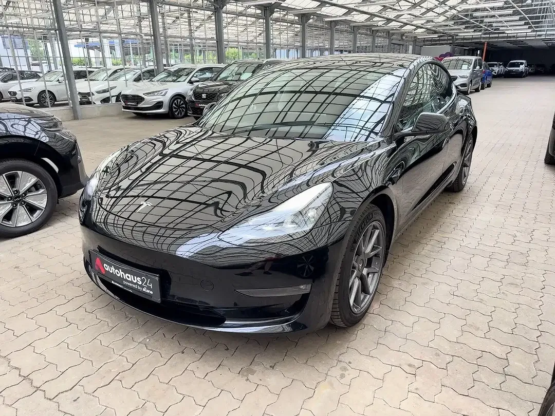 Tesla Model 3 - Thumbnail 3