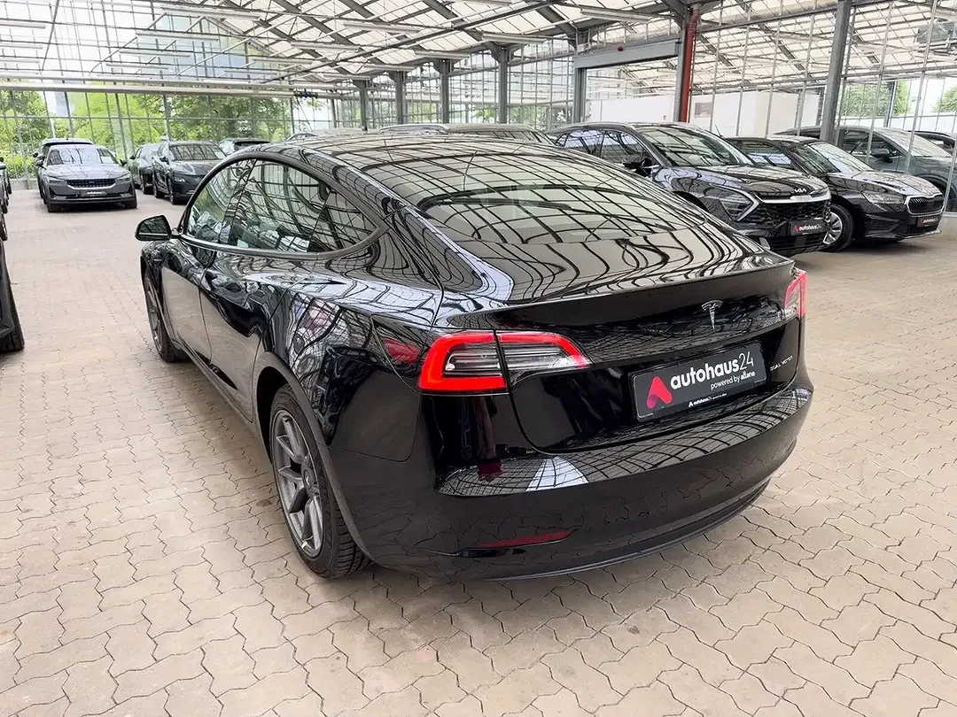 Tesla Model 3 - Thumbnail 4