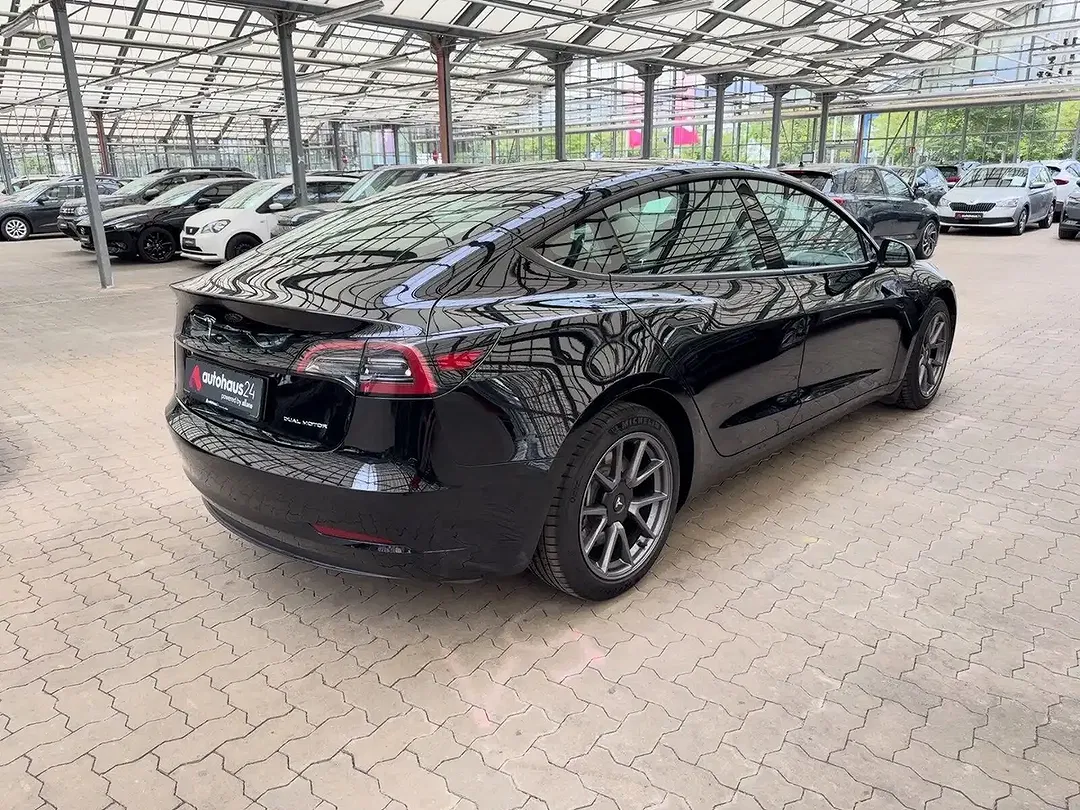 Tesla Model 3 - Thumbnail 5