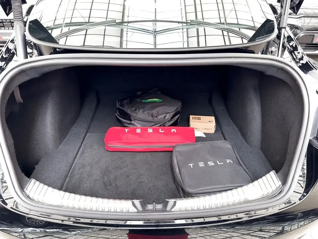 Tesla Model 3 - Thumbnail 6