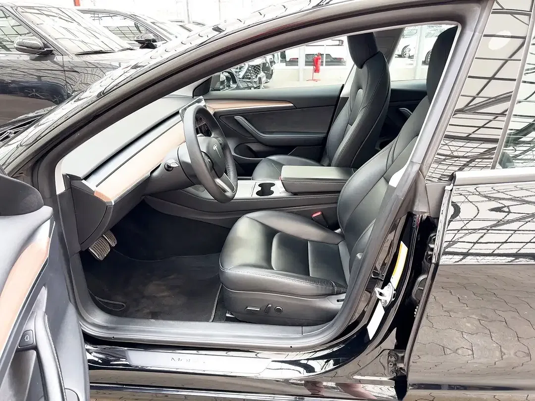 Tesla Model 3 - Thumbnail 8