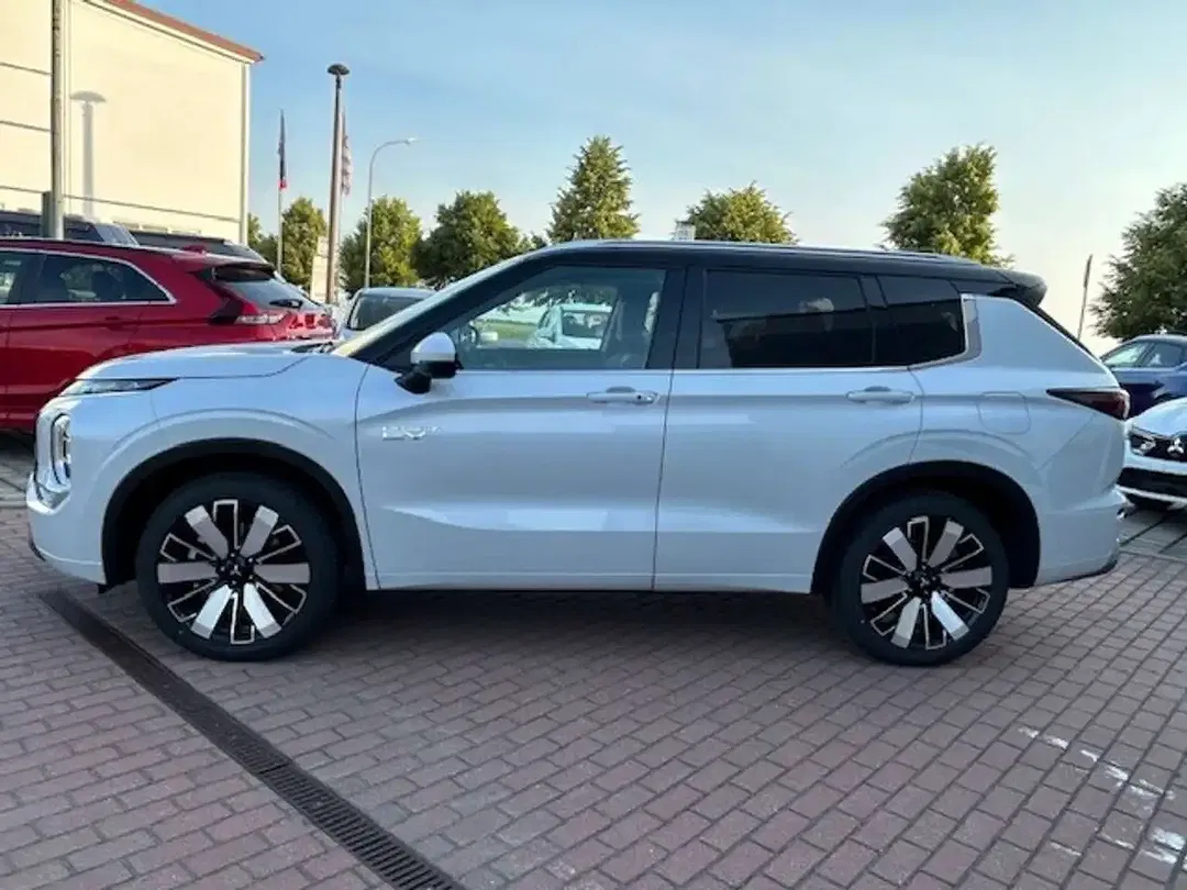 Mitsubishi Outlander - Thumbnail 2