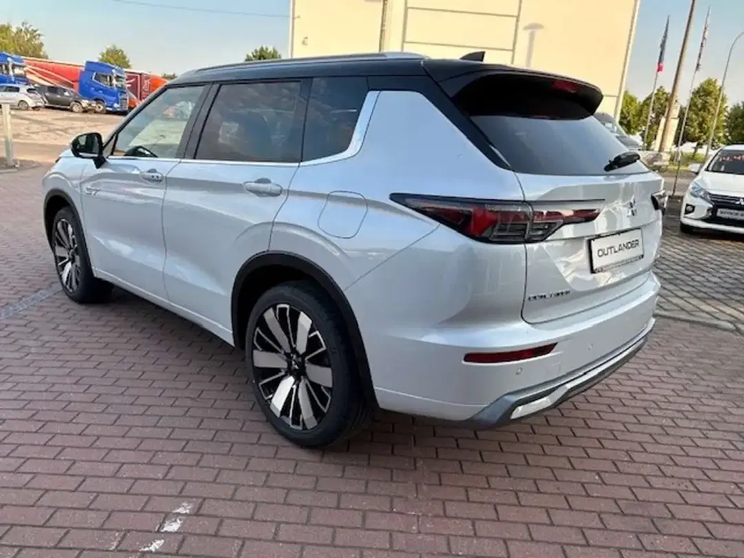 Mitsubishi Outlander - Thumbnail 3