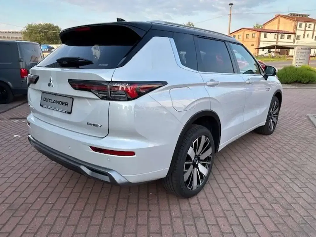 Mitsubishi Outlander - Thumbnail 5