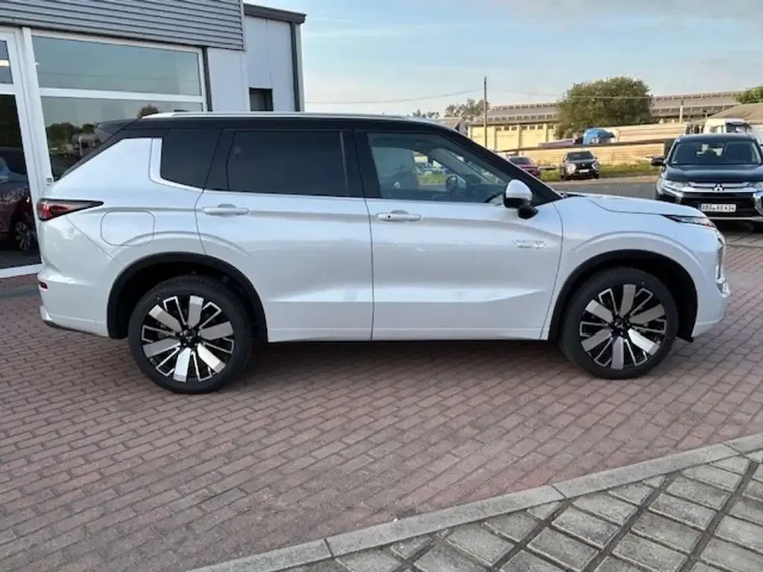 Mitsubishi Outlander - Thumbnail 6
