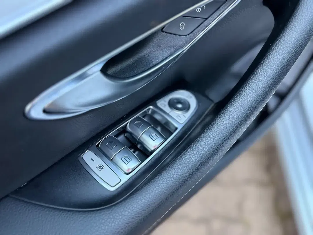 Mercedes-Benz E 300 - Thumbnail 9