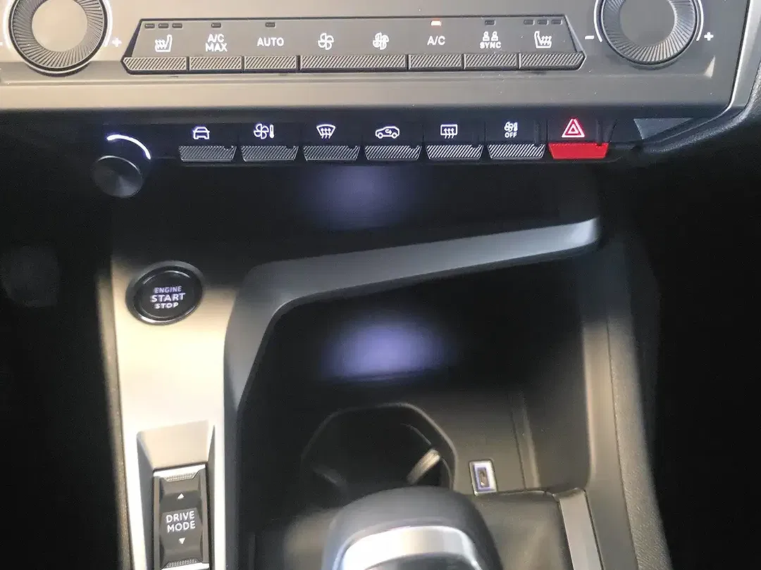 Peugeot 308 - Thumbnail 11