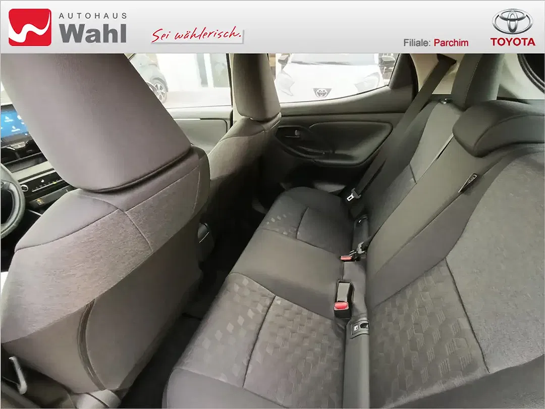 Toyota Yaris - Thumbnail 13