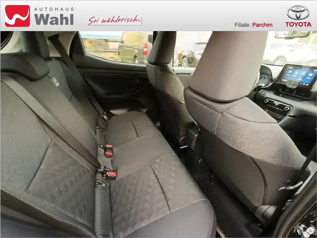 Toyota Yaris - Thumbnail 9