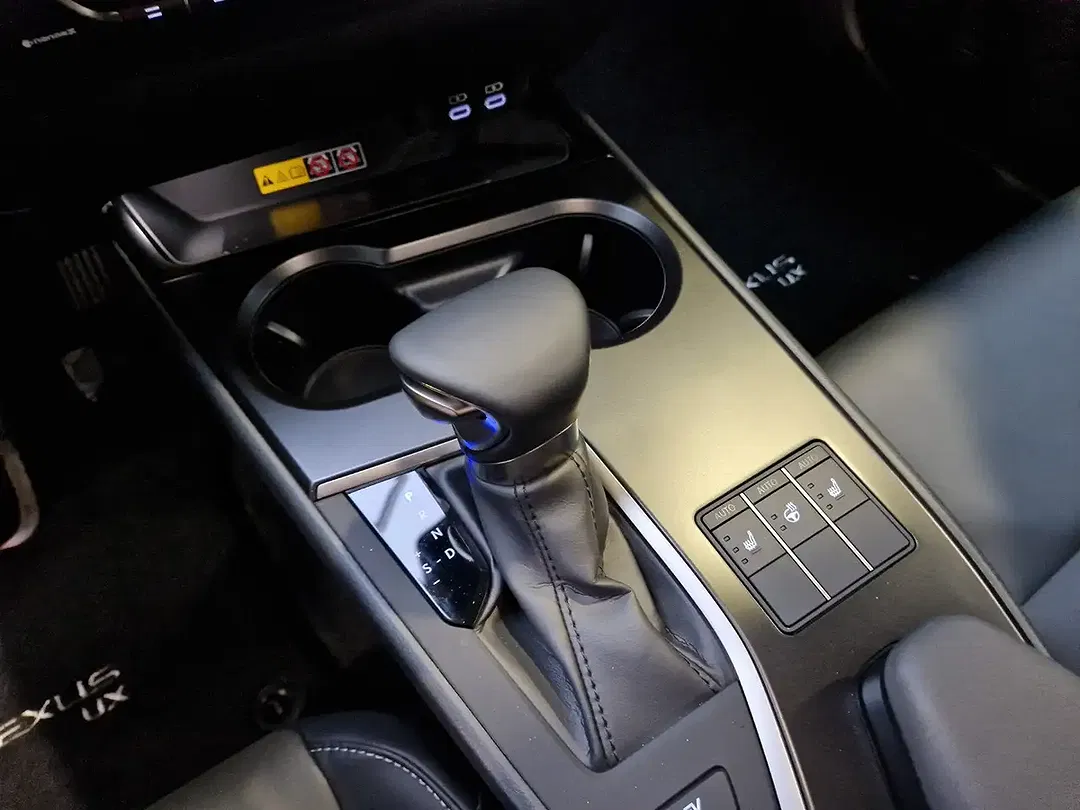 Lexus UX 300h - Thumbnail 10