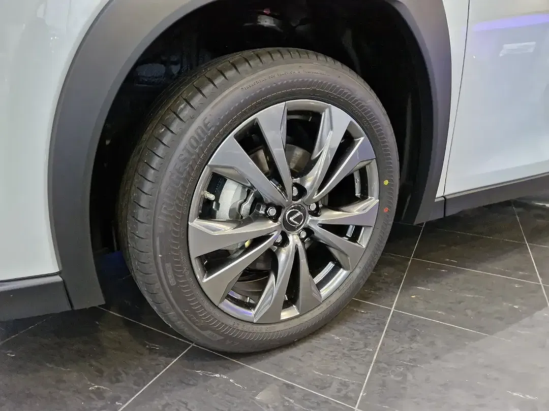 Lexus UX 300h - Thumbnail 11