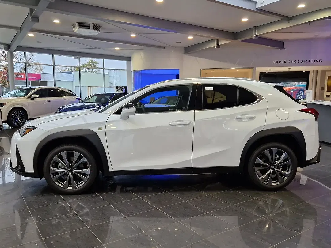 Lexus UX 300h - Thumbnail 3