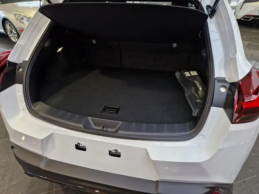 Lexus UX 300h - Thumbnail 5