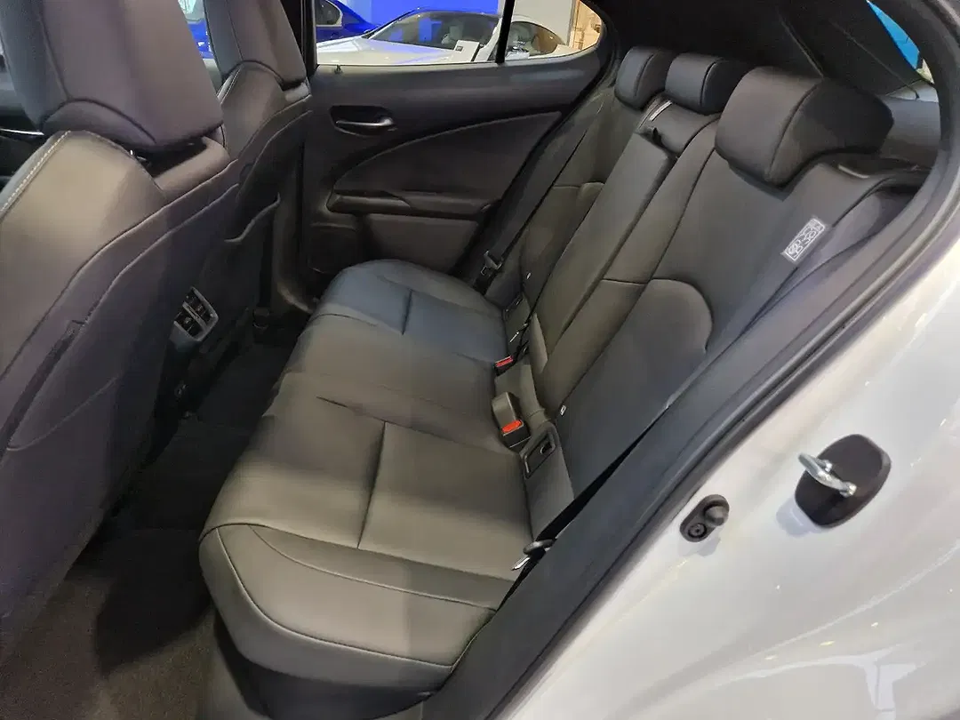 Lexus UX 300h - Thumbnail 6