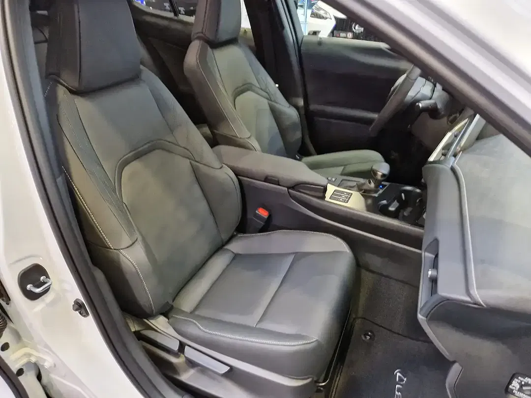 Lexus UX 300h - Thumbnail 7