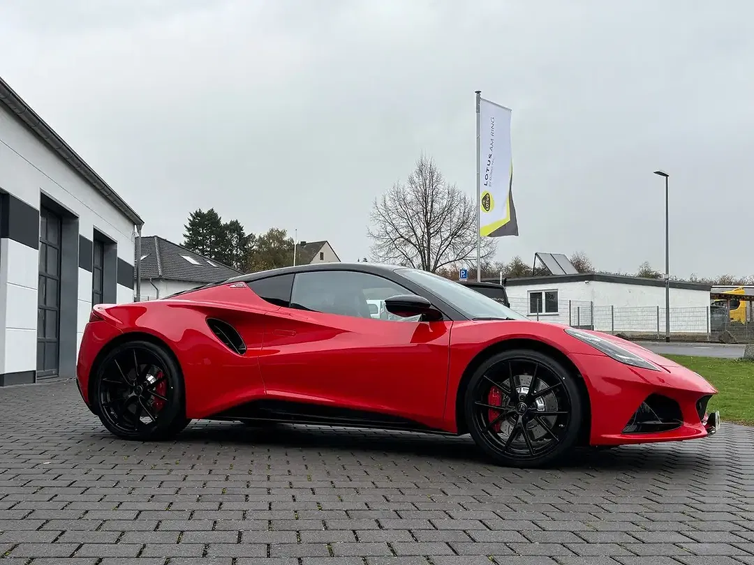 Lotus Emira - Thumbnail 3