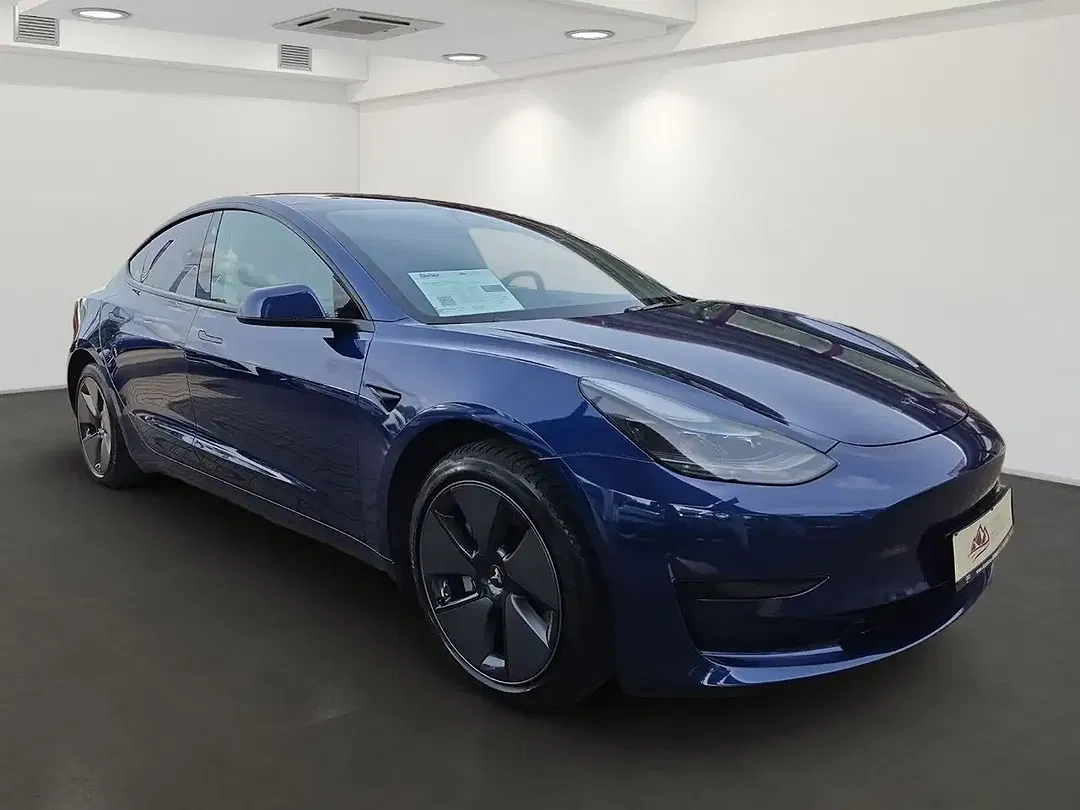 Tesla Model 3 - Thumbnail 3