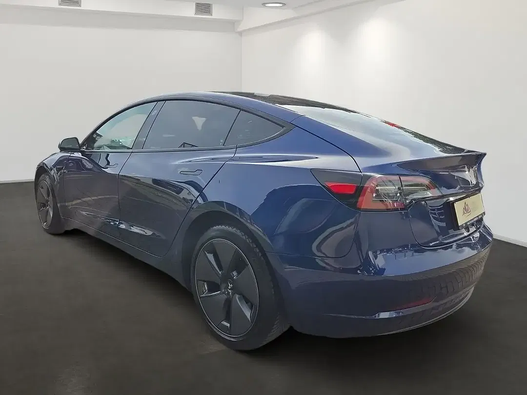 Tesla Model 3 - Thumbnail 5