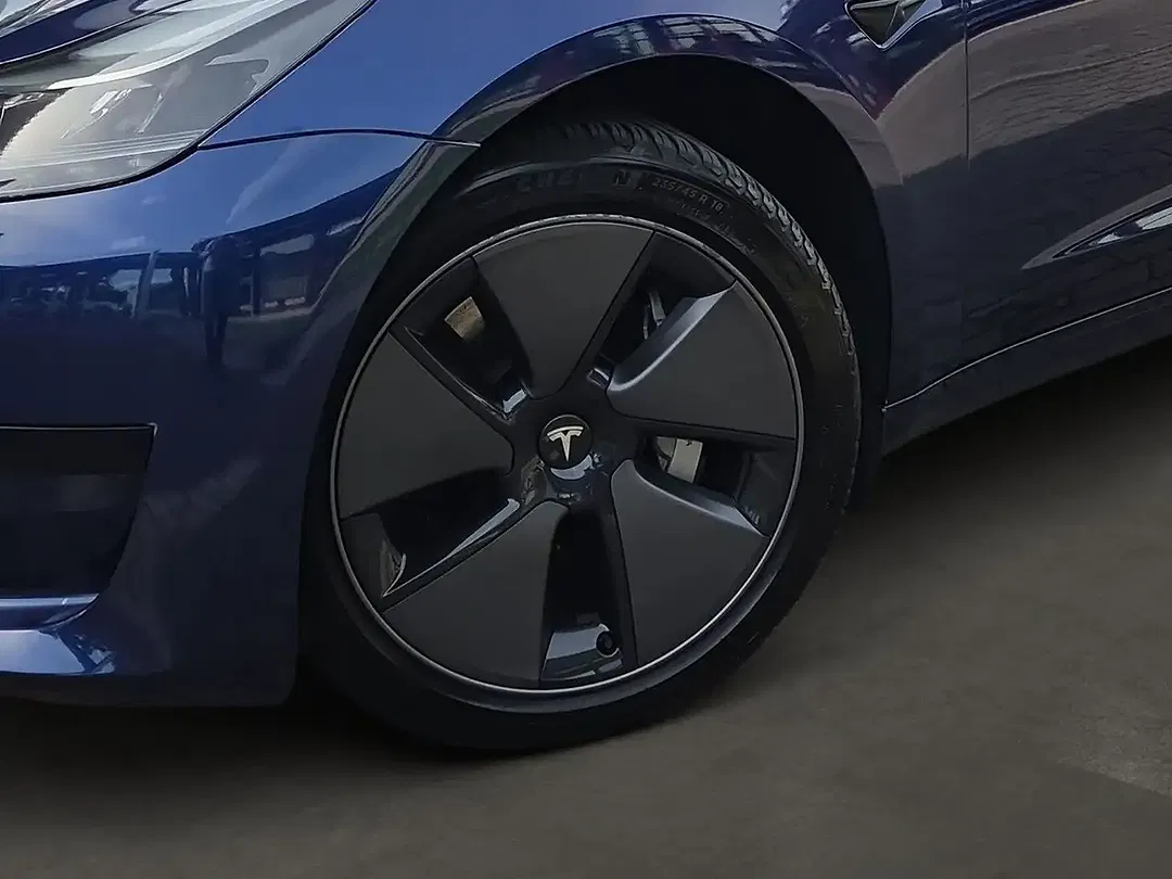 Tesla Model 3 - Thumbnail 7