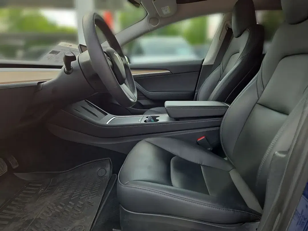 Tesla Model 3 - Thumbnail 8