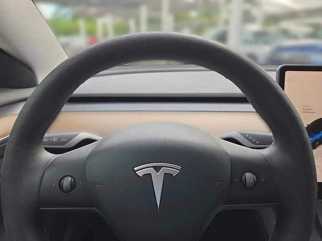 Tesla Model 3 - Thumbnail 9