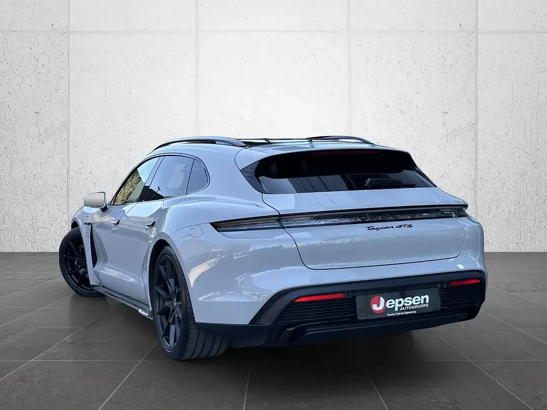 Porsche Taycan - Thumbnail 3