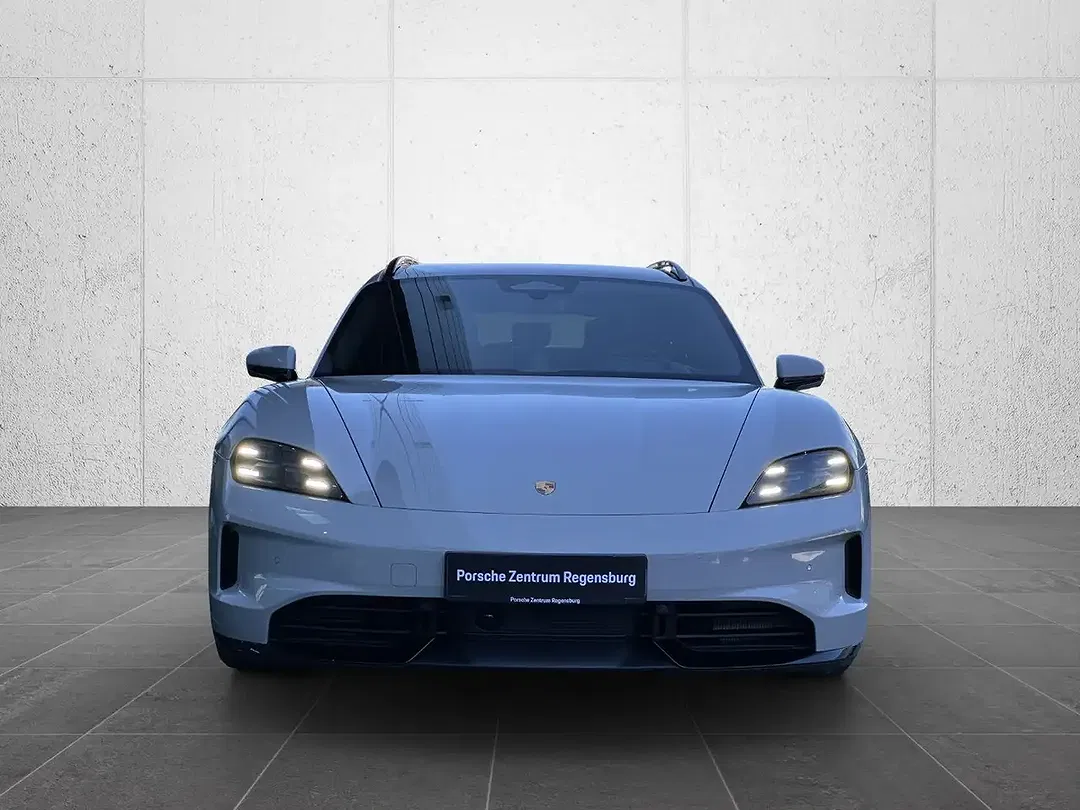 Porsche Taycan - Thumbnail 4