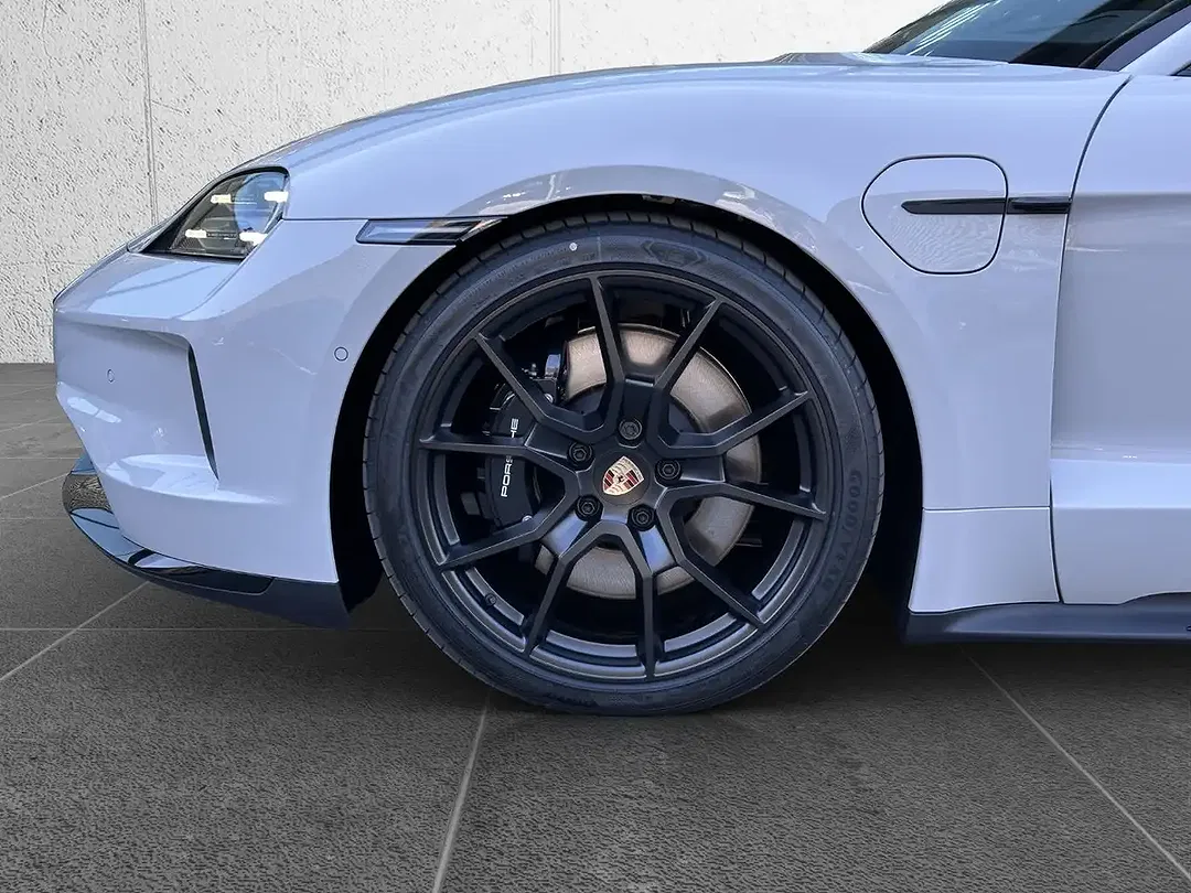 Porsche Taycan - Thumbnail 6